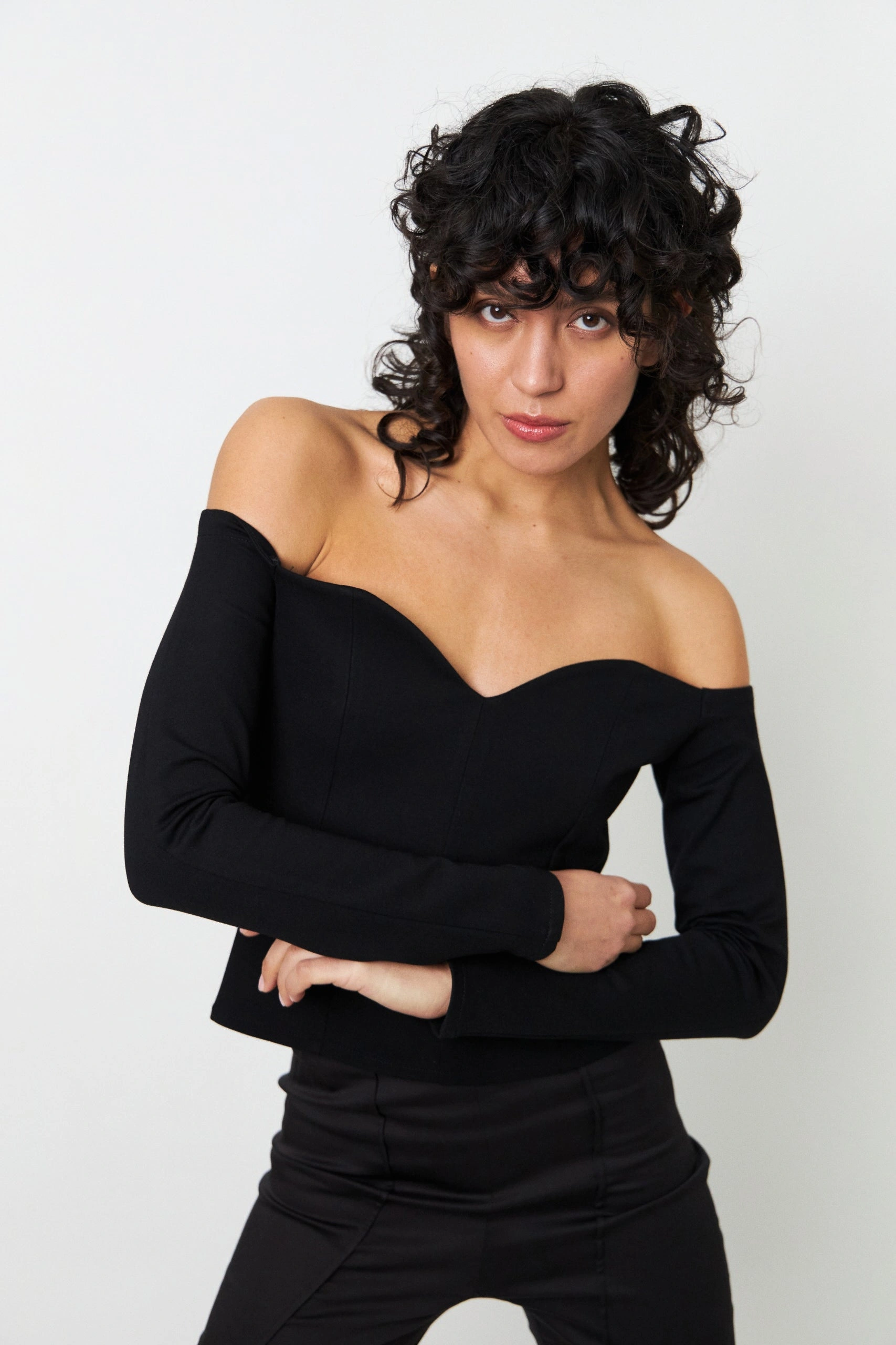 ZETA TOP: ¡Pasión en cada costura! Elegancia atemporal, diseño audaz. Tu estilo, tu ZETA.