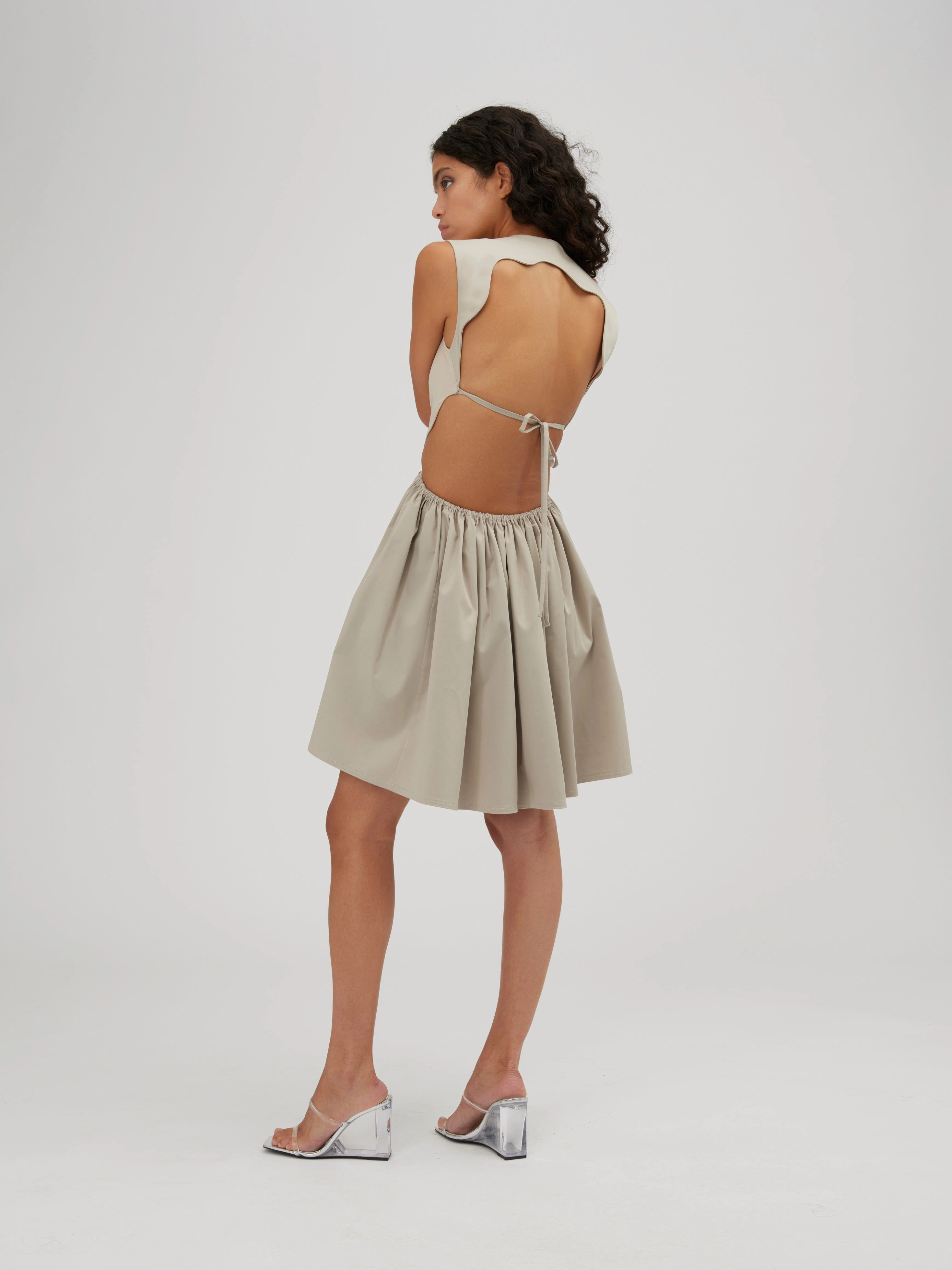 YSABELLA: Un vestido que te enamorará, simple pero elegante. ¡Es la moda que te define!